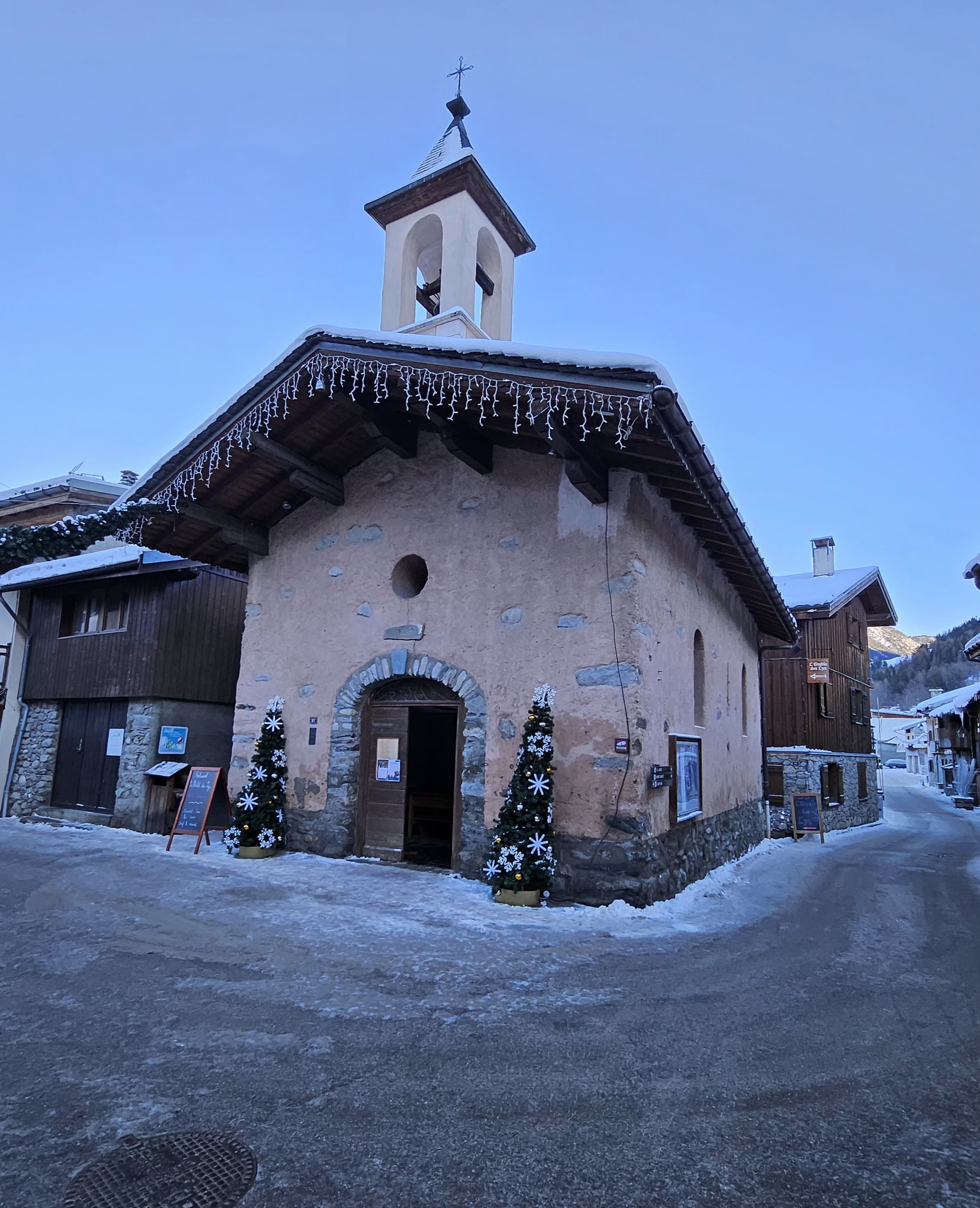 Église et chalets traditionnels de Courchevel Le Praz